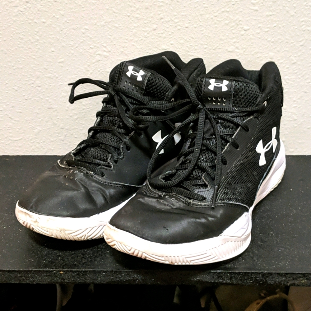 Under armour basketball shoes- size 9.5